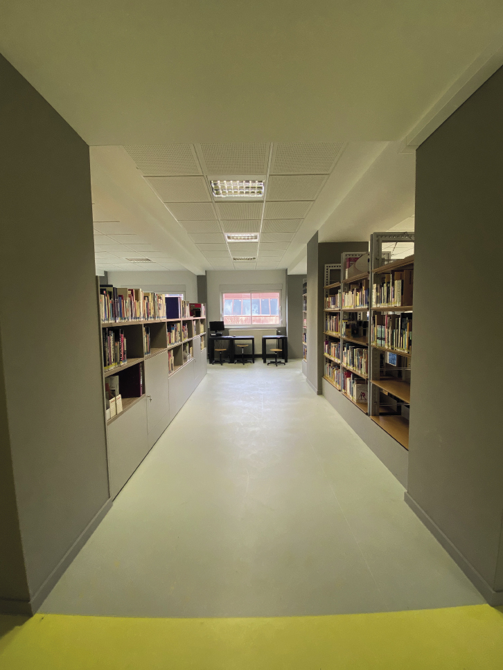 2 Aménagement d’une bibliothèque dans un bâtiment conteneurs d’un lycée SCHMETS ARCHITECTES S.à R.L.