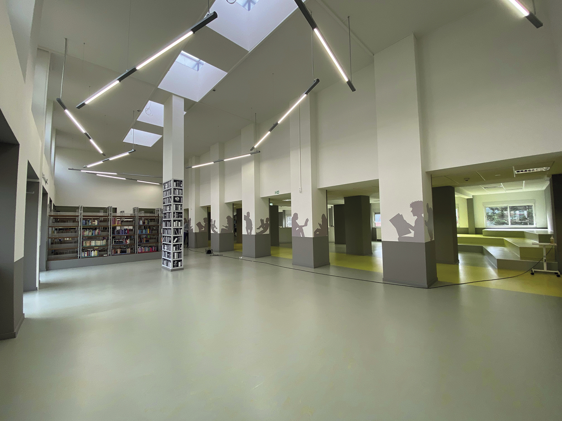 5 Aménagement d’une bibliothèque dans un bâtiment conteneurs d’un lycée SCHMETS ARCHITECTES S.à R.L.